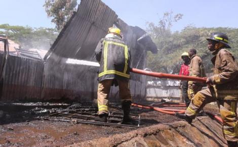 Les pompiers éteignent le feu des dortoirs du lycée Kisumu Boys le 26 janvier 2021